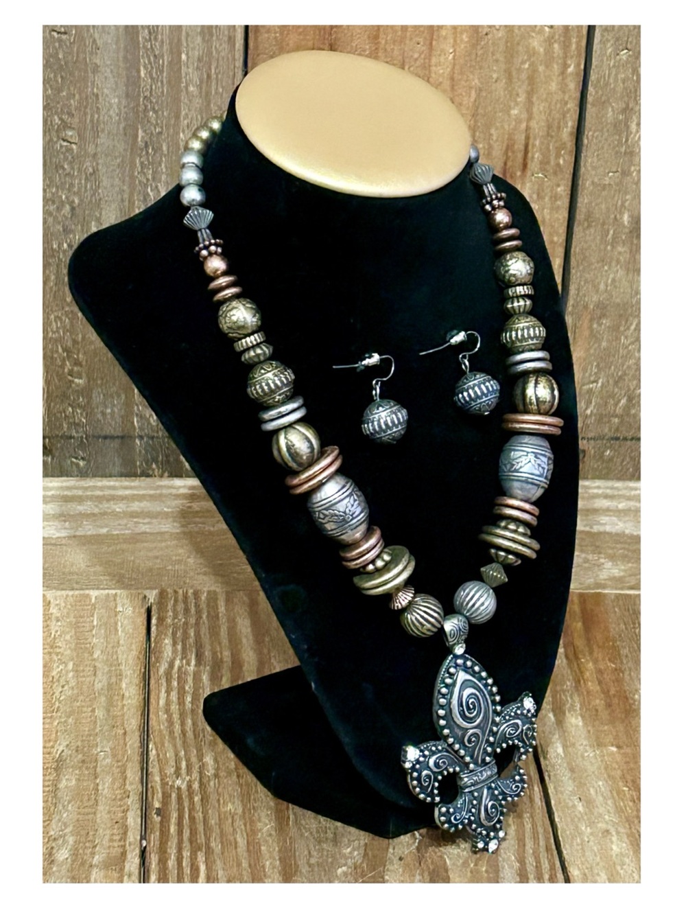 Fleur-de-Lis Multi-Tone Statement Necklace & Earring Jewelry Set. - Picture 5 of 14